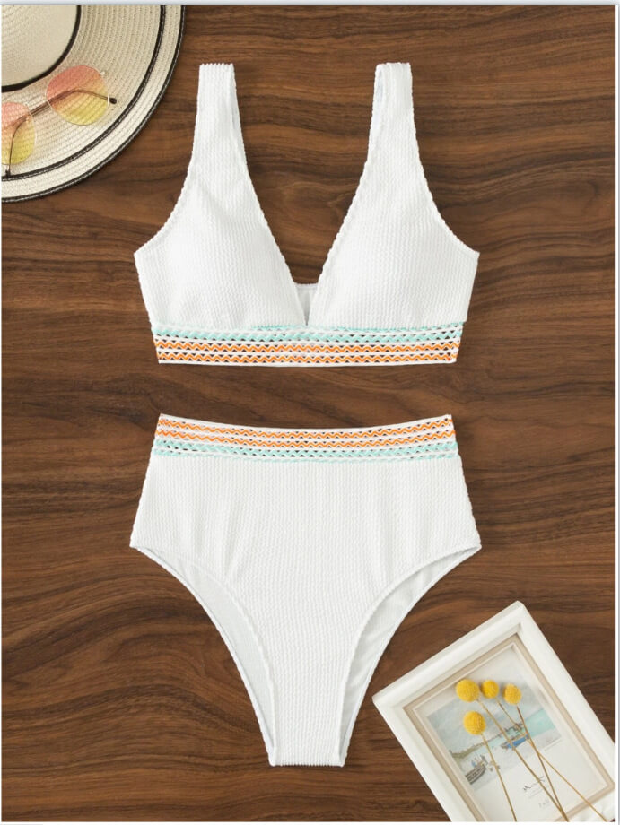 Bikini Elegante con Top Scollo a V e Slip Modellante a Vita Alta